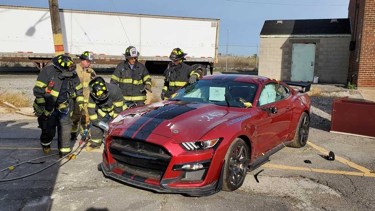 Ford Mustang Shelby GT500 découpée par les pompiers