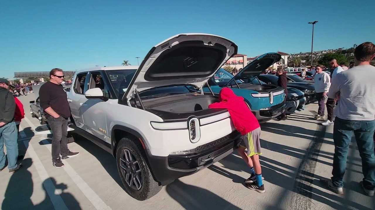 2022 Rivian R1T Electric Pick Up Truck First Look (source: John Chow dot Com)