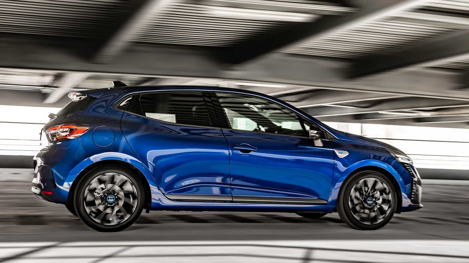 https://cdn.motor1.com/images/mgl/3WA1z6/s1/renault-clio-facelift-2023.jpg