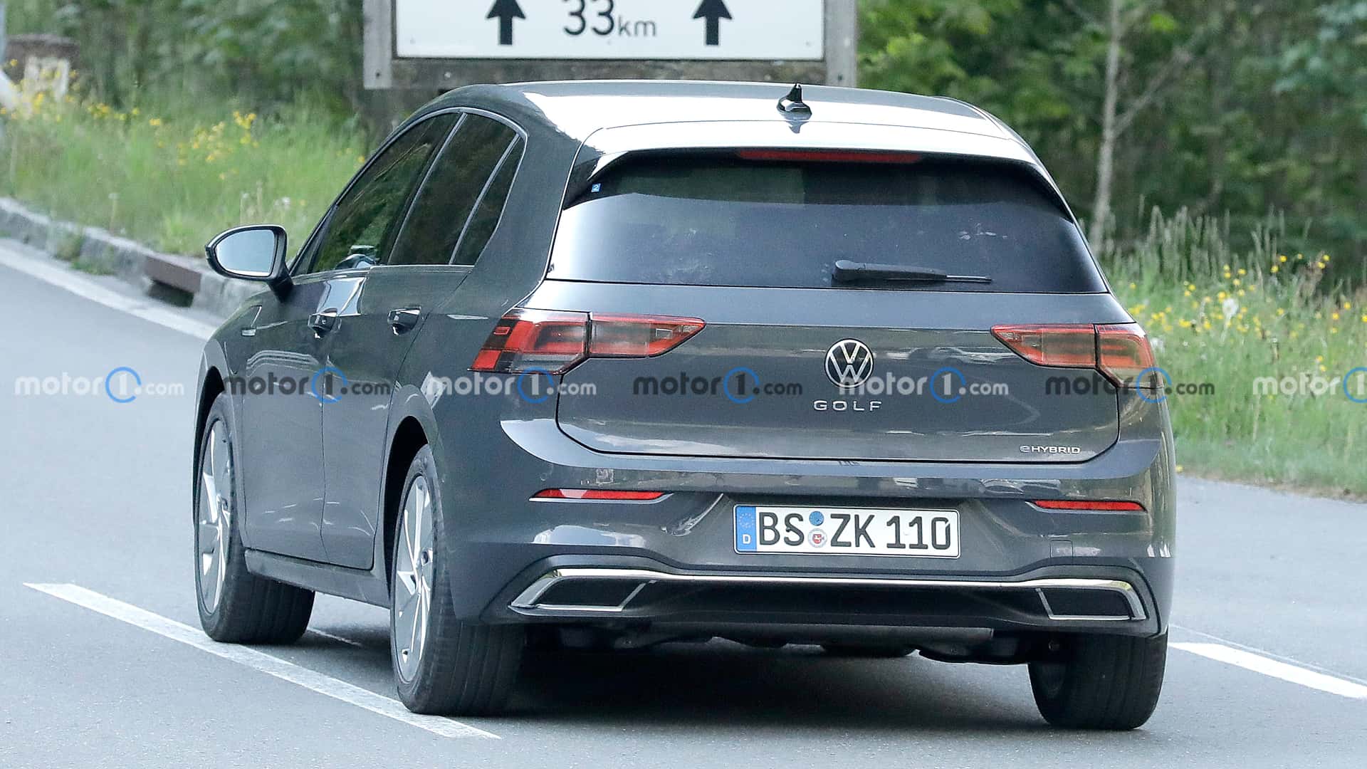 https://cdn.motor1.com/images/mgl/3WA7JL/s1/2024-volkswagen-golf-facelift-spy-photo.jpg