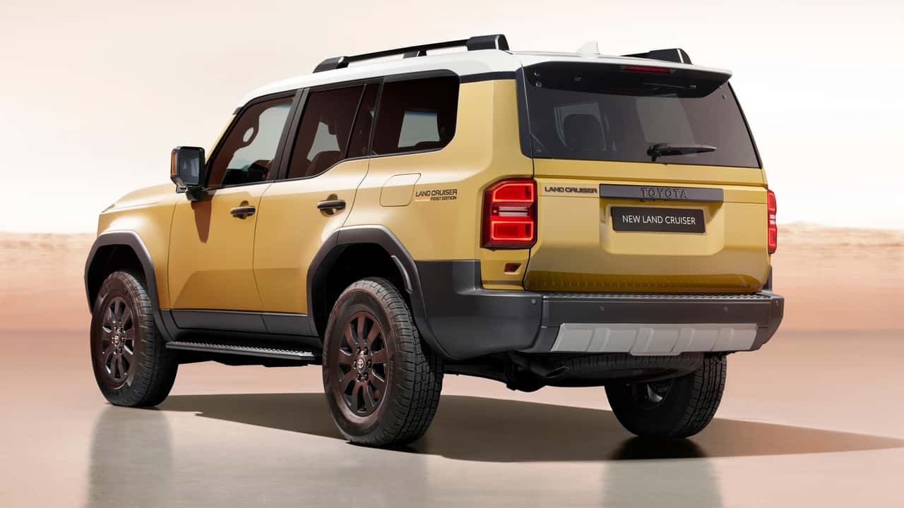 <p><em>Toyota Land Cruiser</em></p>