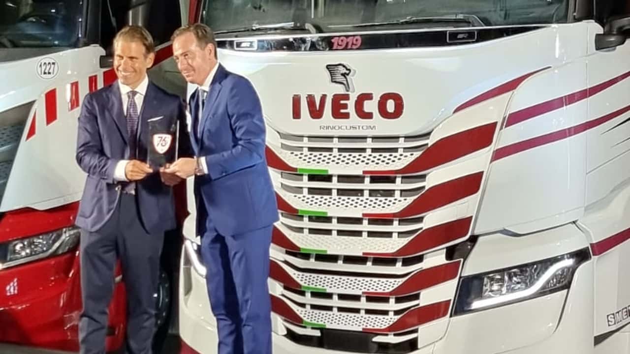 Iveco S-Way con livrea Salernitana di Smet
