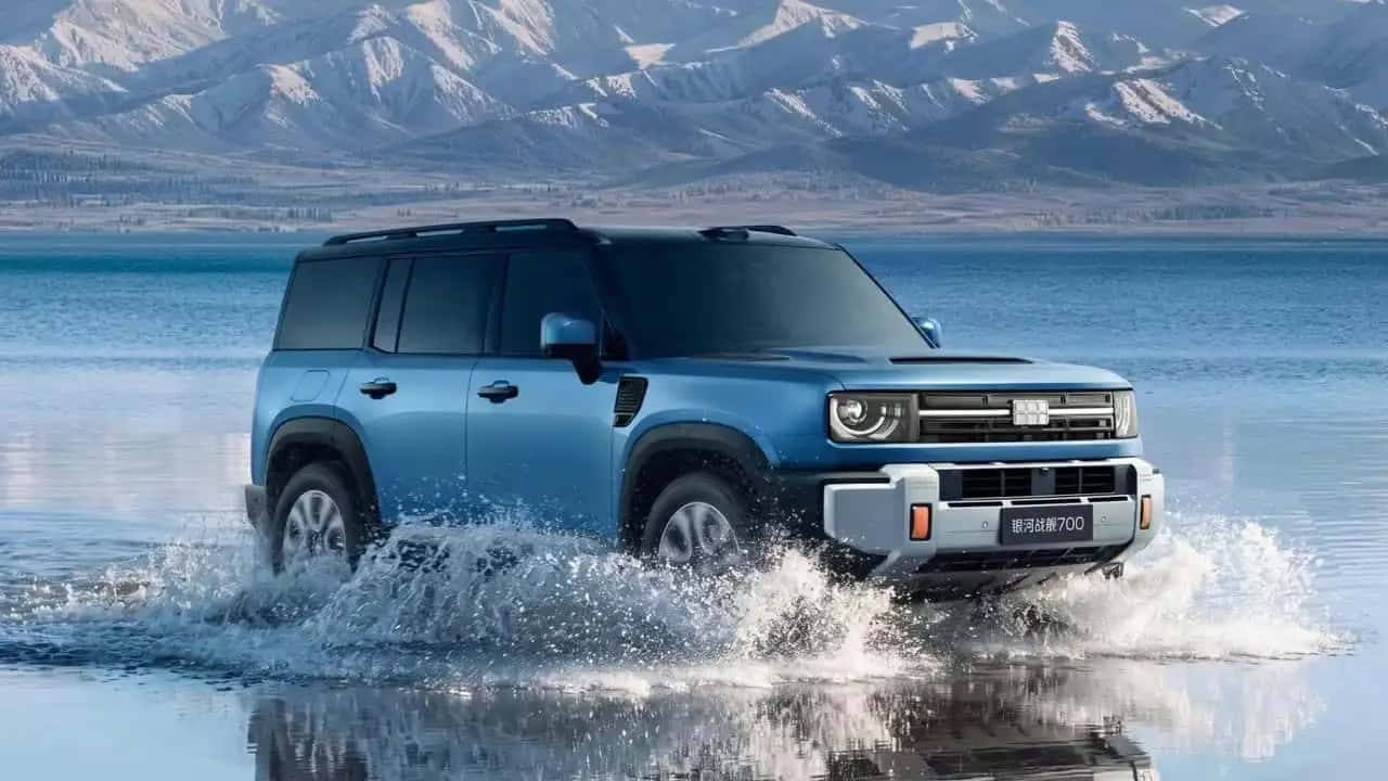 Questo SUV cinese ha pure le eliche per muoversi in acqua