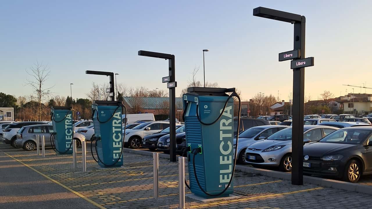 Ricarica auto elettriche, arrivano colonnine da 600 kW in autostrada