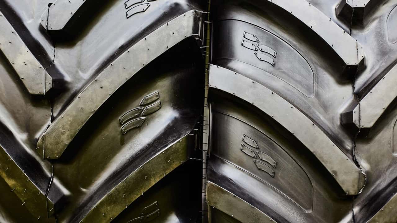 Scelta tra pneumatici VF in primo equipaggiamento o retrofit su mietitrebbia per bilanciare compattazione del suolo, costi operativi e ritorno economico