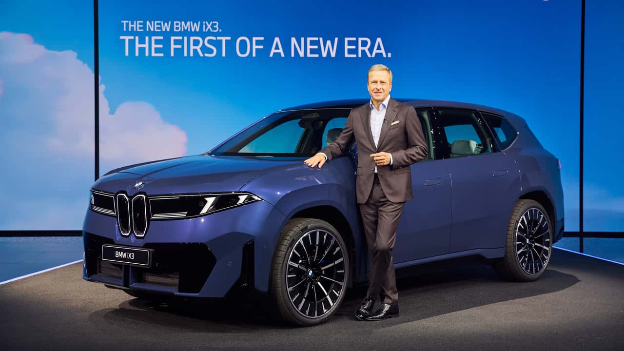 Der scheidende BMW-CEO Oliver Zipse am neuen BMW iX3