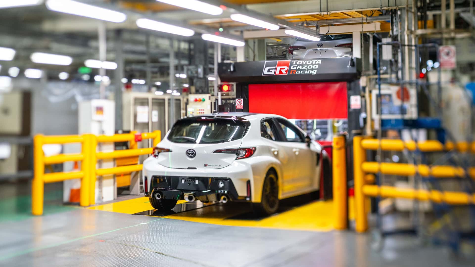 https://cdn.motor1.com/images/mgl/3WEJz1/s1/toyota-gr-corolla-uk-plant-tour.jpg