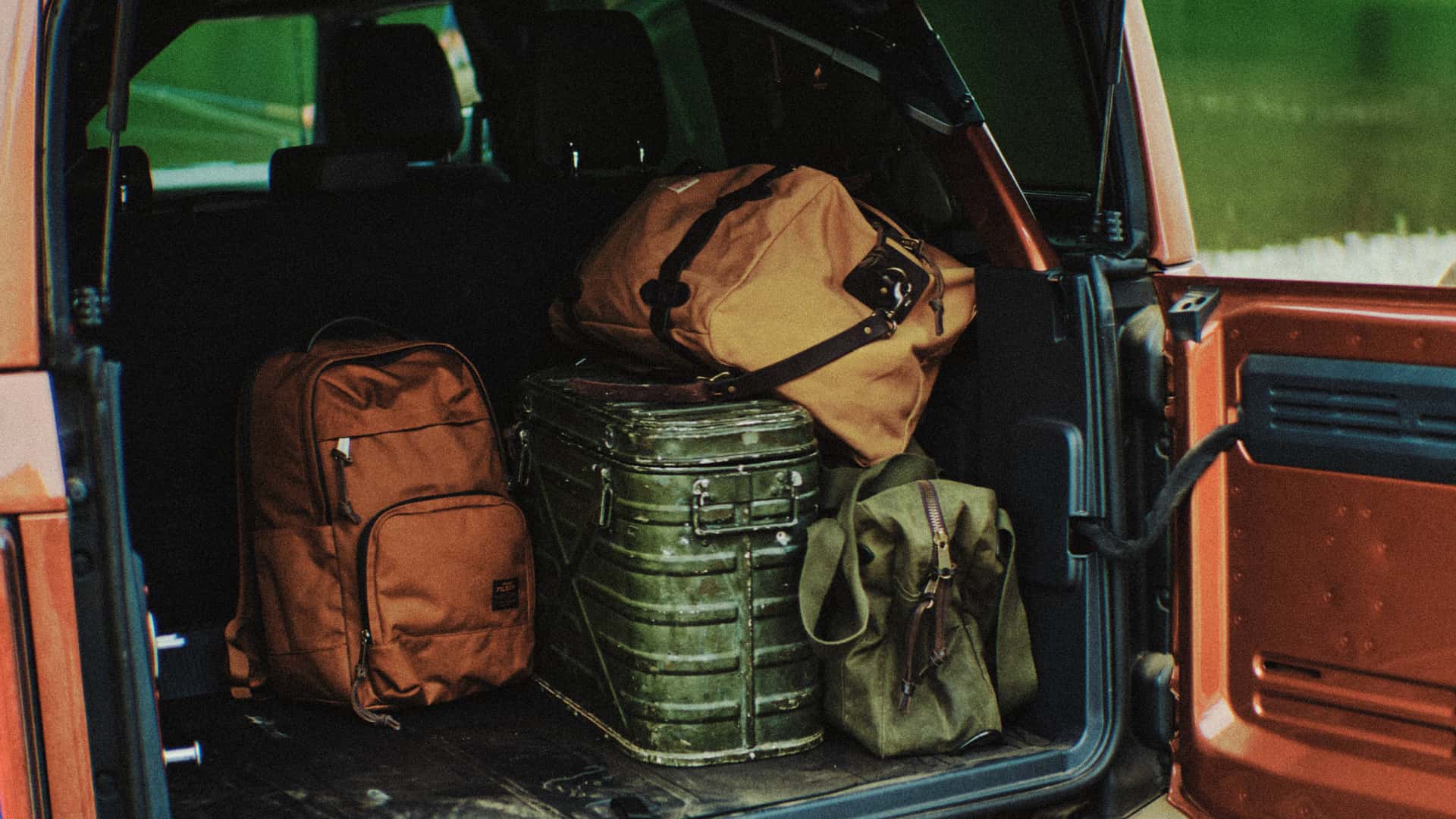 https://cdn.motor1.com/images/mgl/3WEzQ1/s1/2027-ford-bronco-filson-first-edition.jpg