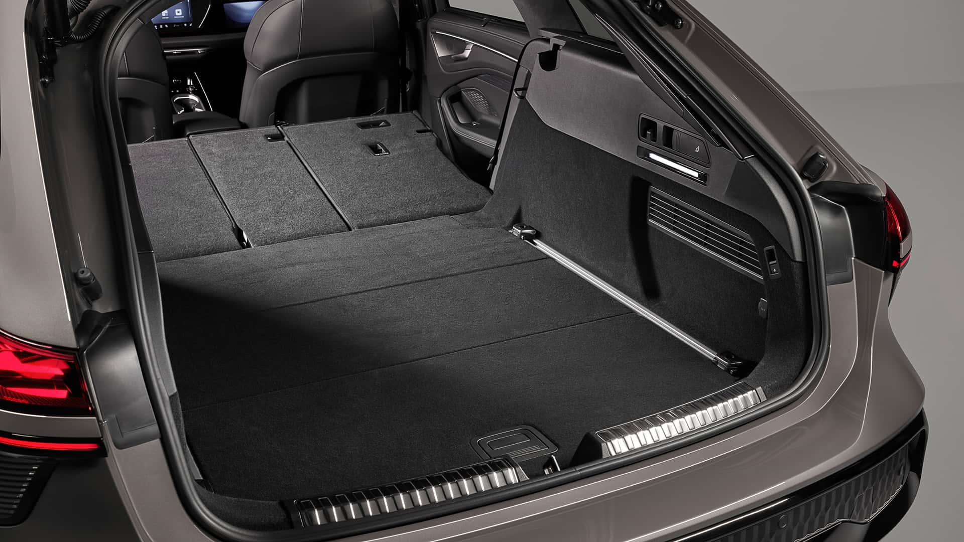 https://cdn.motor1.com/images/mgl/3WEzlX/s1/audi-a6-allroad-2026.jpg