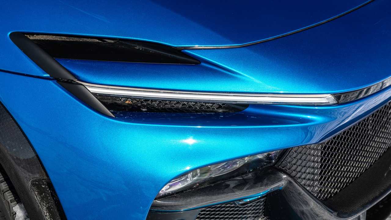 Perché oggi le auto hanno i fari sdoppiati?