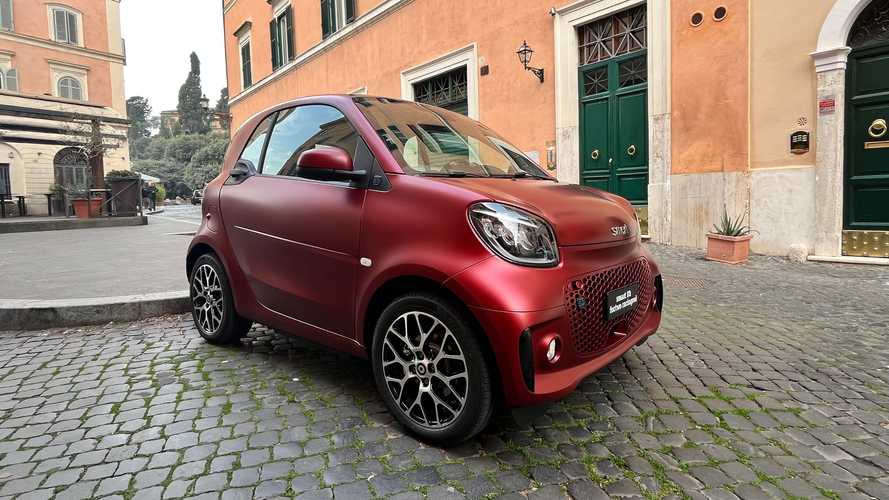 smart EQ fortwo racingred, la baby elettrica diventa tutta rossa