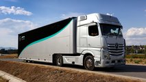 Gli Actros Gigaspace del Mercedes-AMG Petronas F1 Team