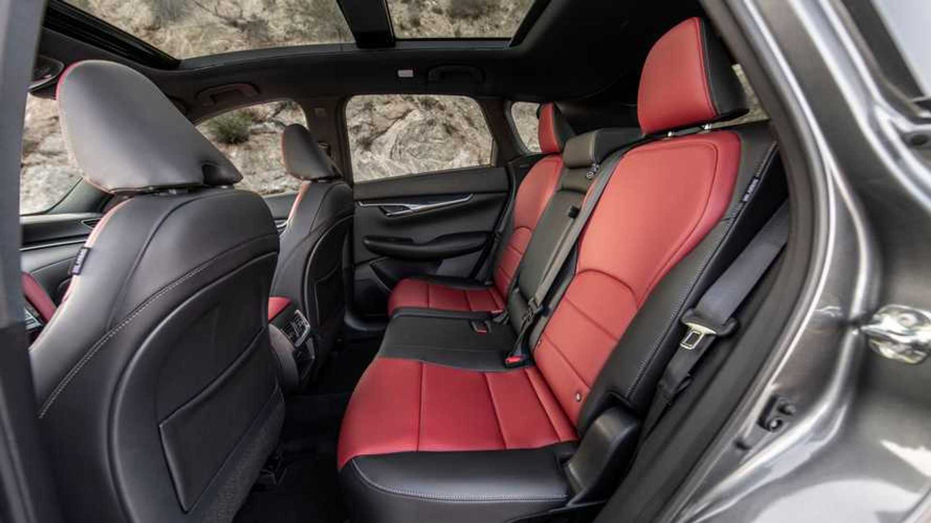 https://cdn.motor1.com/images/mgl/3WQW0A/s1/2023-infiniti-qx50-sport-interior.jpg