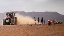 Massey Ferguson 8S conquista il deserto: