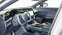 Lexus RZ 550e 2025 vista dal vivo