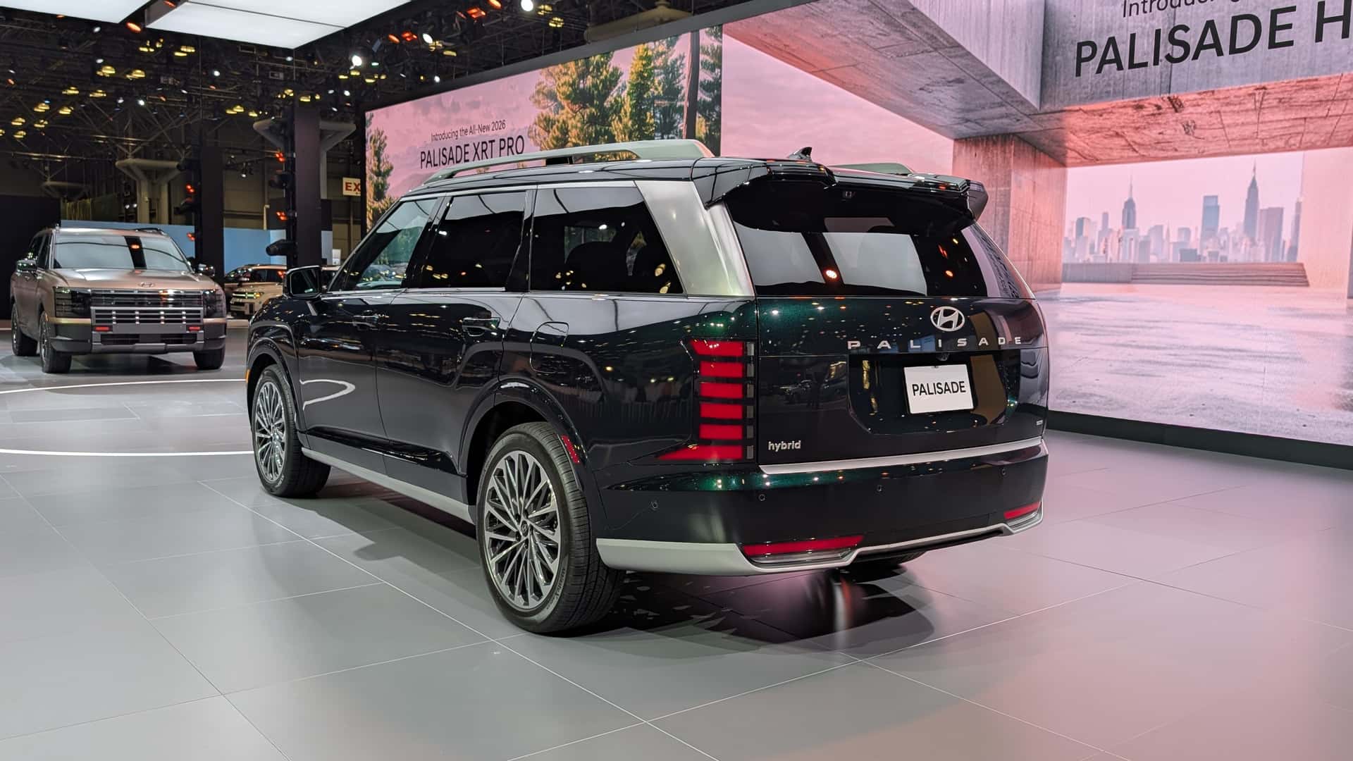 https://cdn.motor1.com/images/mgl/3WYgj1/s1/2026-hyundai-palisade-hybrid.jpg