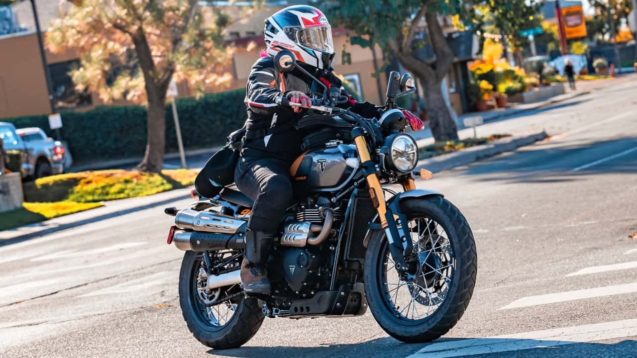 2026 Triumph Scrambler 900: Для нас, невысоких байкеров, это настоящий прорыв