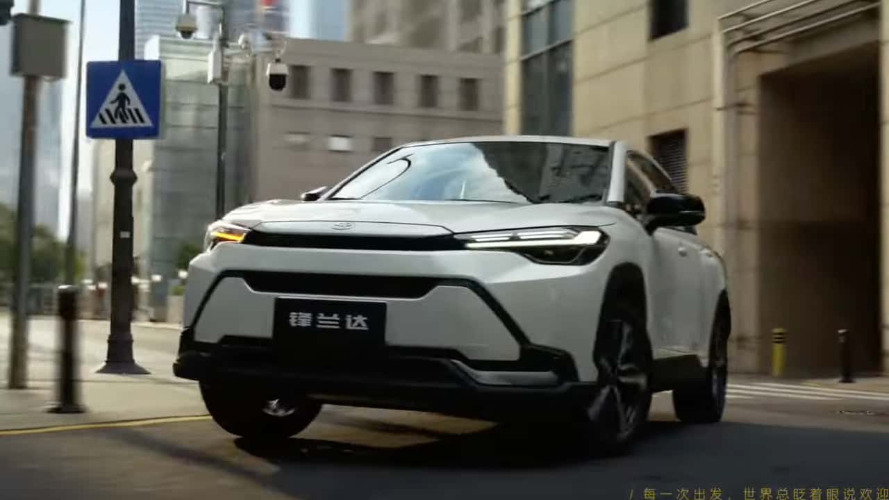 Toyora renova Corolla Cross chinês com cara de elétrico e luz ambiente