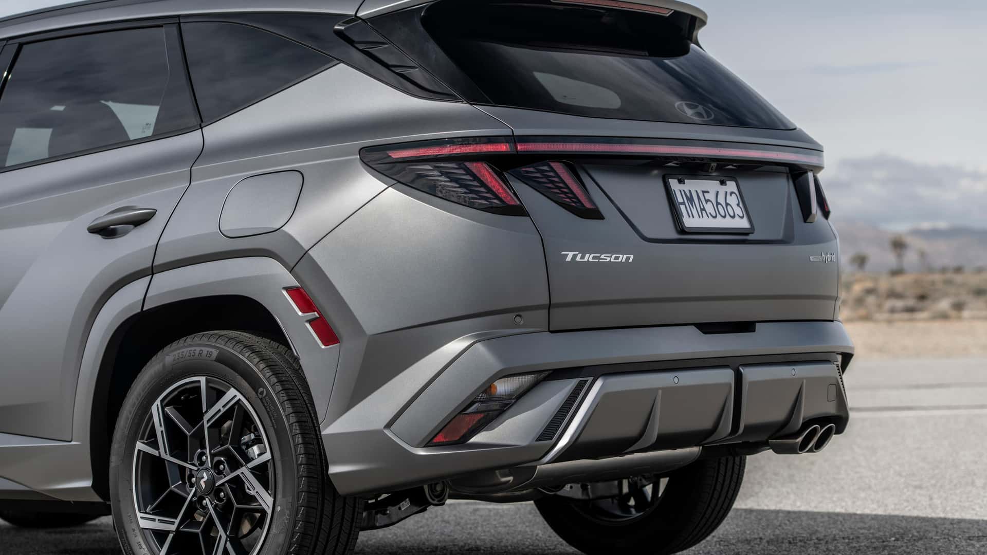 https://cdn.motor1.com/images/mgl/3Wn4gX/s1/2025-hyundai-tucson.jpg