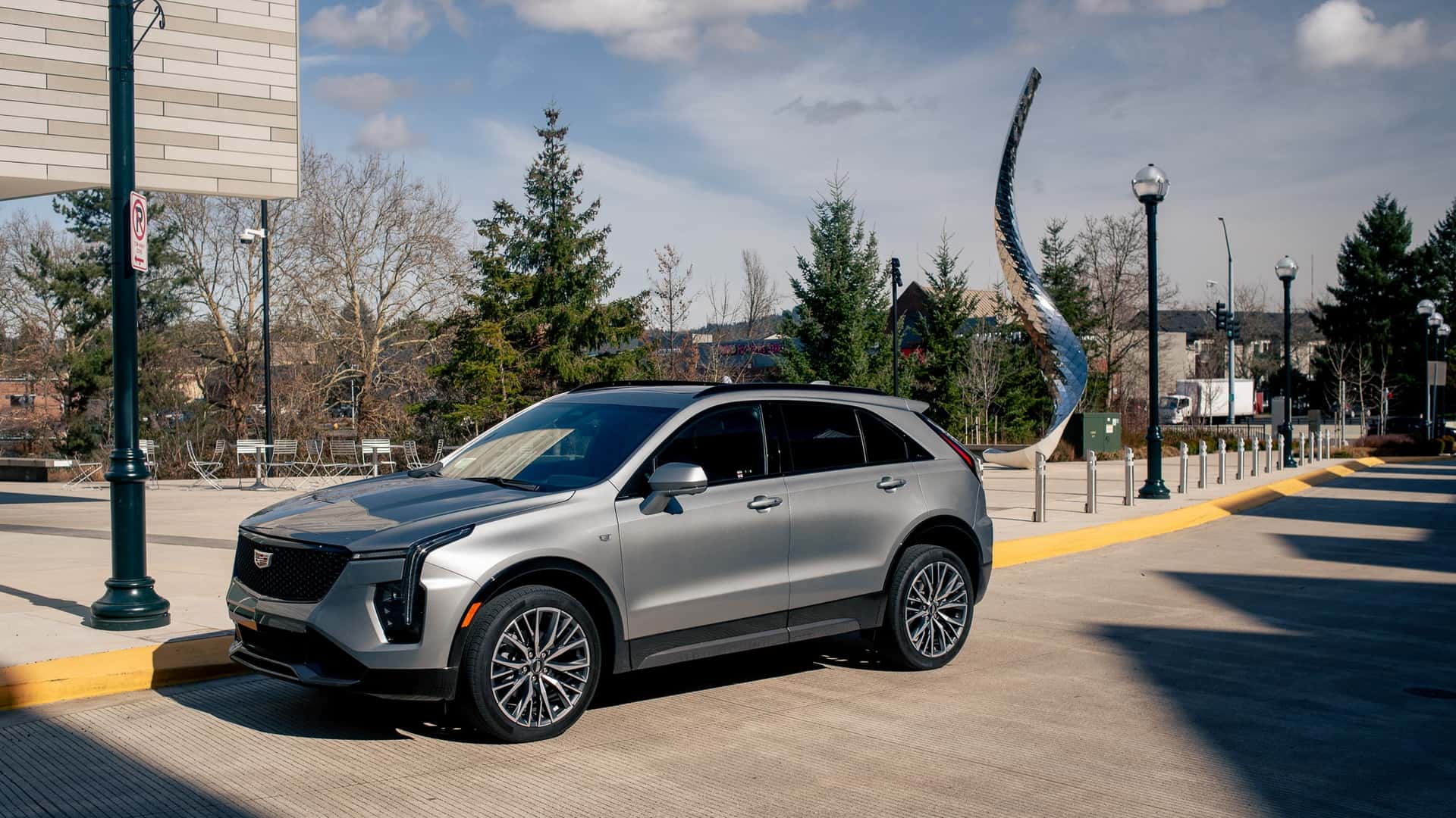 https://cdn.motor1.com/images/mgl/3WnGmp/s1/2024-cadillac-xt4-350t-awd-argent-silver-metallic.jpg