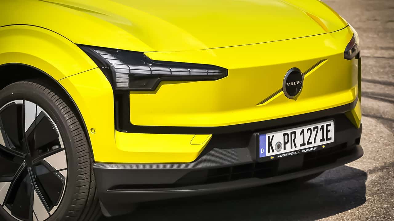 Volvo EX30 Single Extended Range Ultra (2024) in Moss Yellow