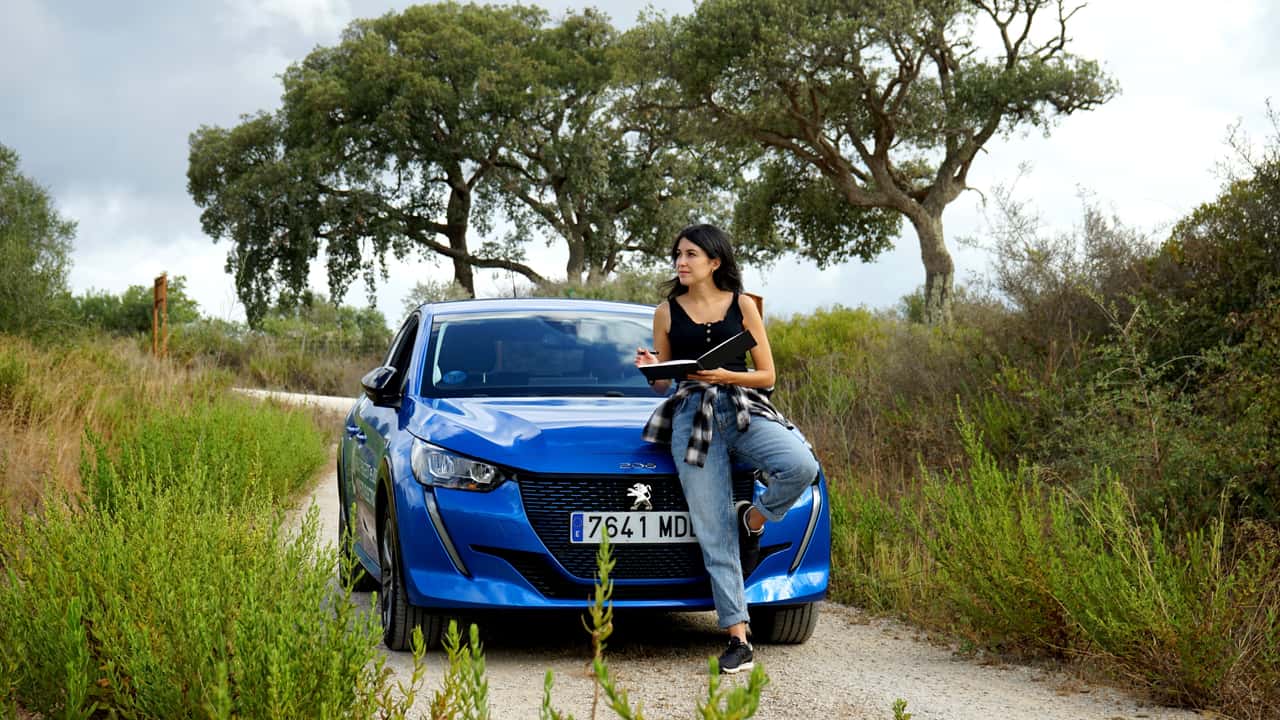 Arte en ruta: los Peugeot 205 GTi y e-208, unidos por la acuarela
