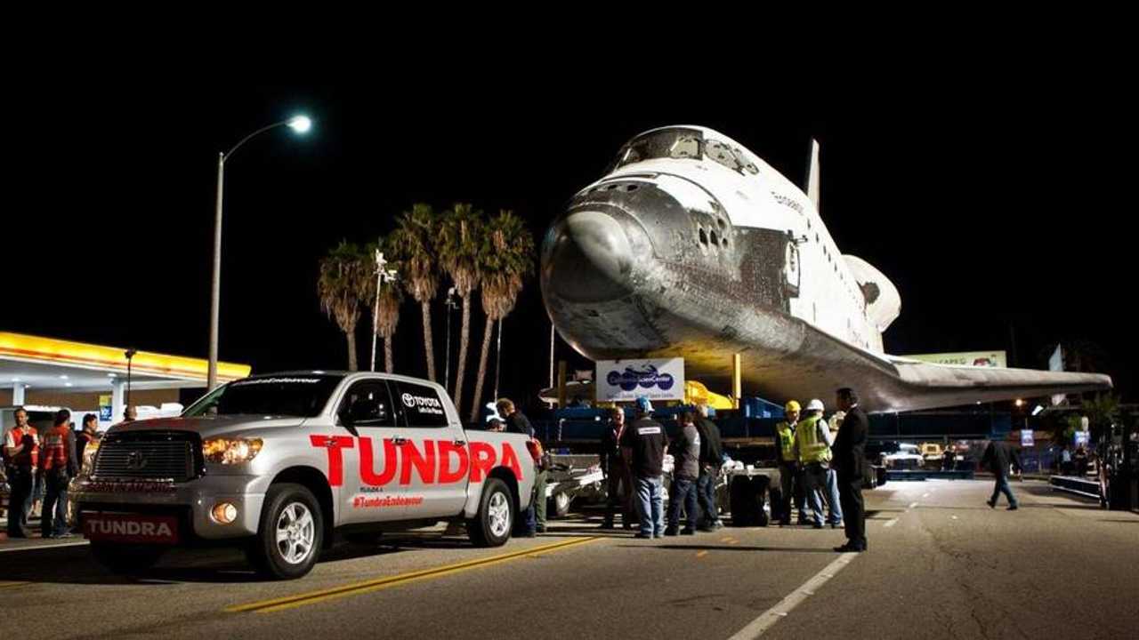 KO El Toyota Tundra remolca una nave espacial