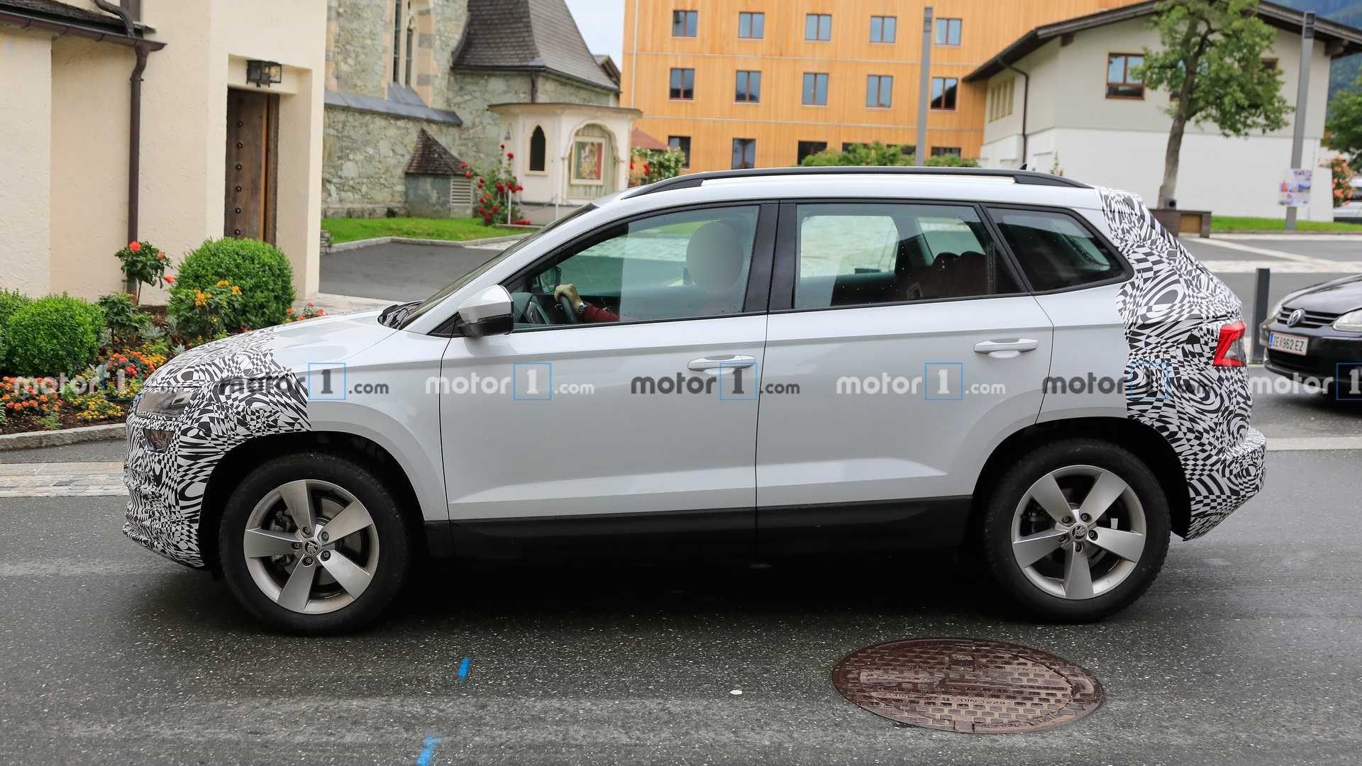 skoda-karoq-facelift-spy-photo.jpg