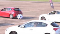 Alfa Romeo Giulietta: ragazze hot in bikini giocano a calcio in auto