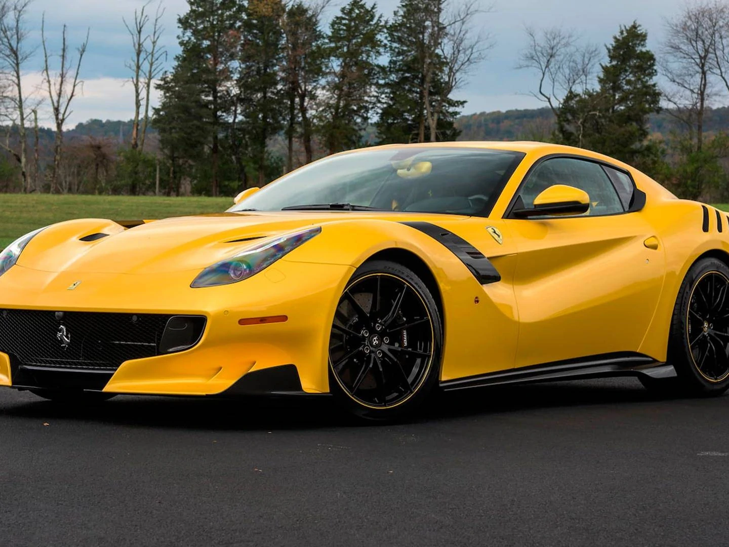 Bol ekstralı Ferrari F12TdF açık artırmaya sunulacak