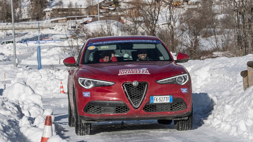 Pneumatici estivi vs invernali, la folle sfida sulla neve - Parte 1