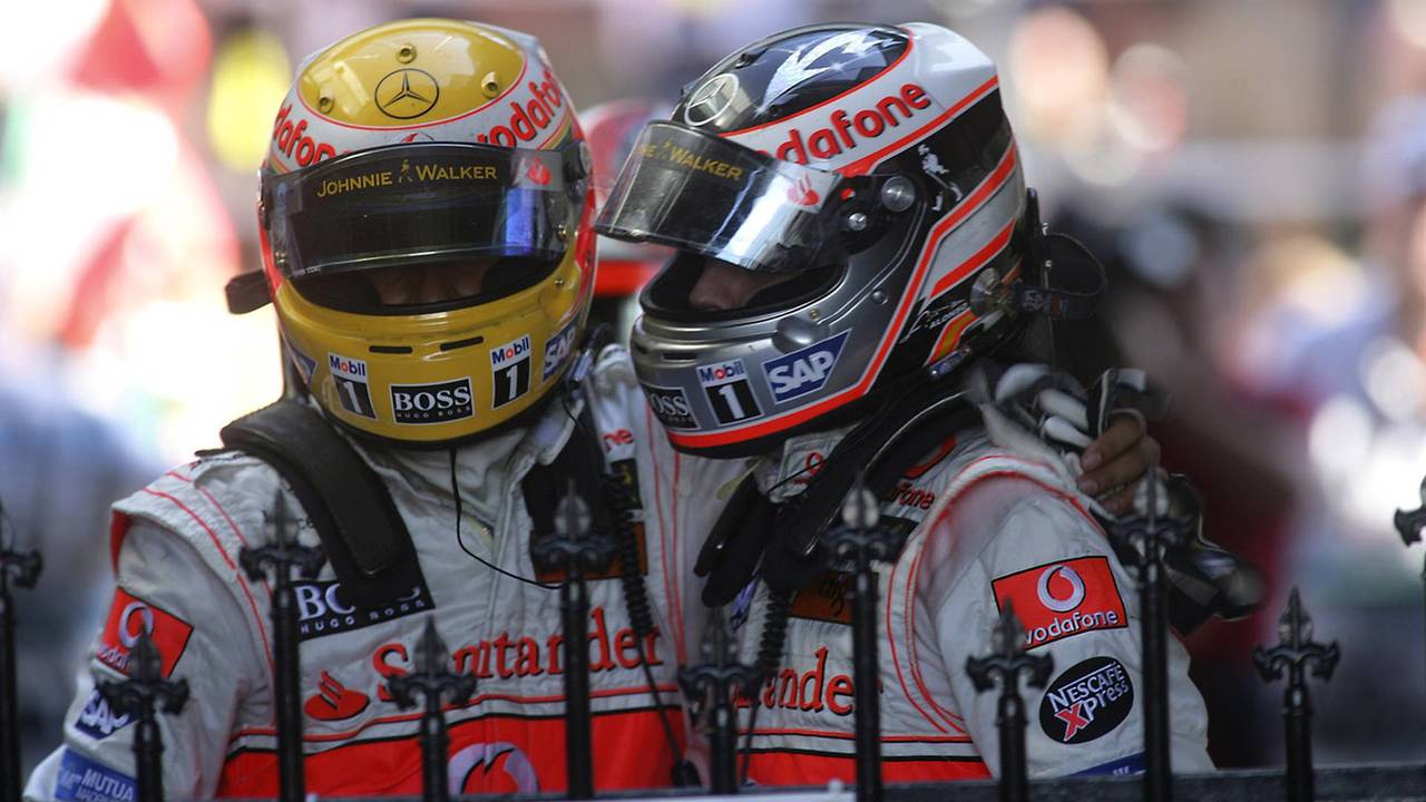 Segundo lugar Fernando Alonso, McLaren MP4-22, felicita al tercer lugar Lewis Hamilton, McLaren MP4-22