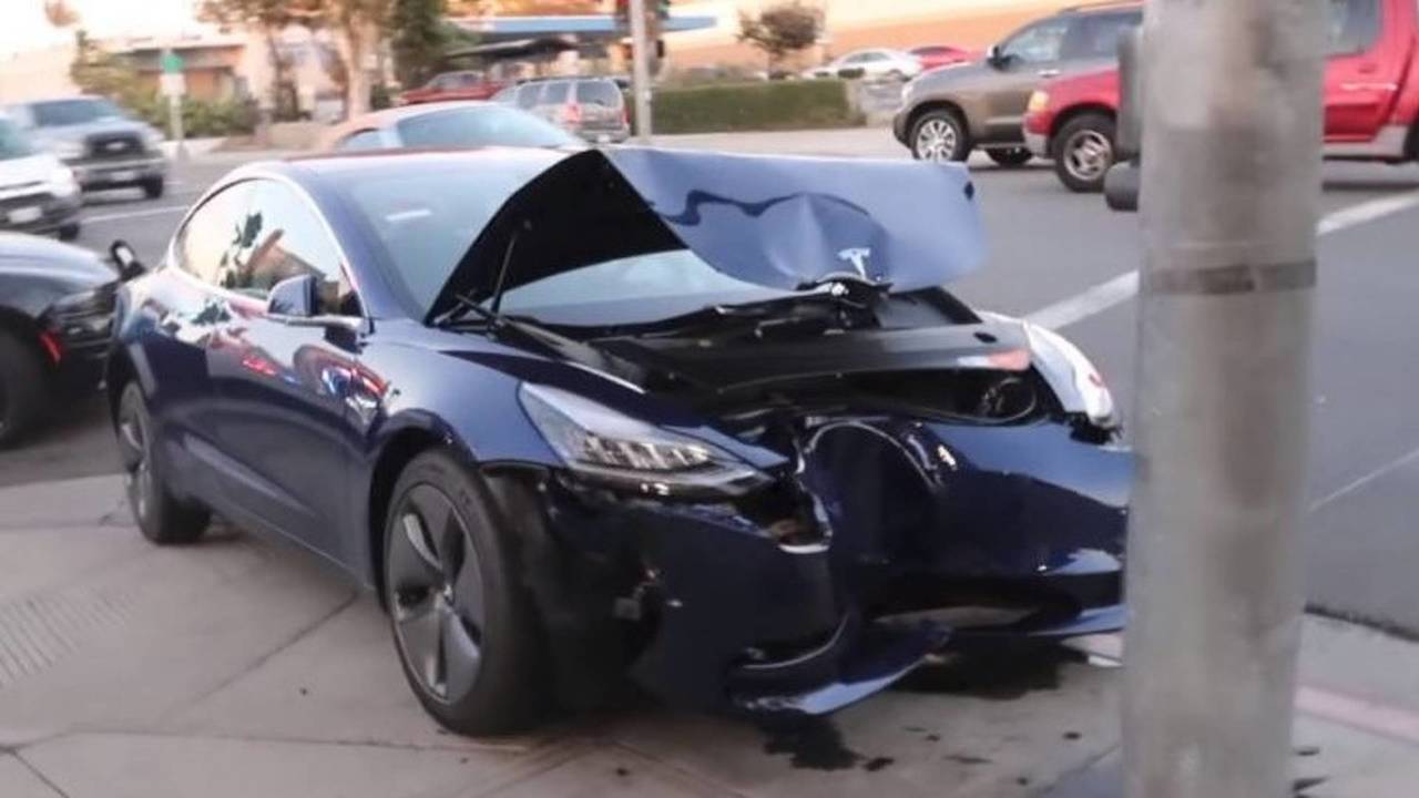 Tesla Model 3 kaza