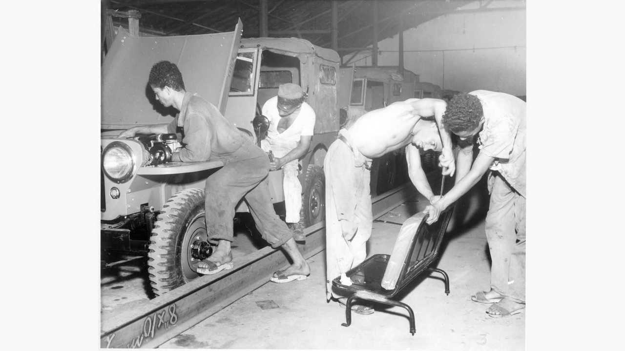 A primeira linha de montagem no Brasil, em 1947. A operação funcionava no galpão de um antigo laranjal, em Nova Iguaçu (RJ)