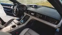 Tableau de bord intérieur de la Porsche Taycan Turbo Cross Turismo 2021