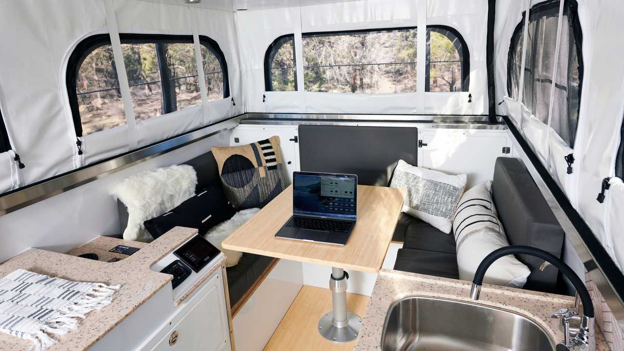 Earthcruiser Terranova Spedizione Camper Stand Up Spazio di lavoro