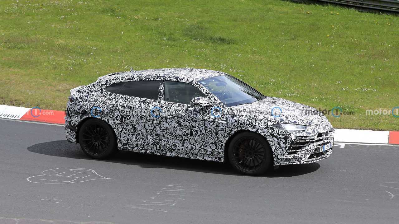 Lamborghini Urus Evo new spy photo (side view)