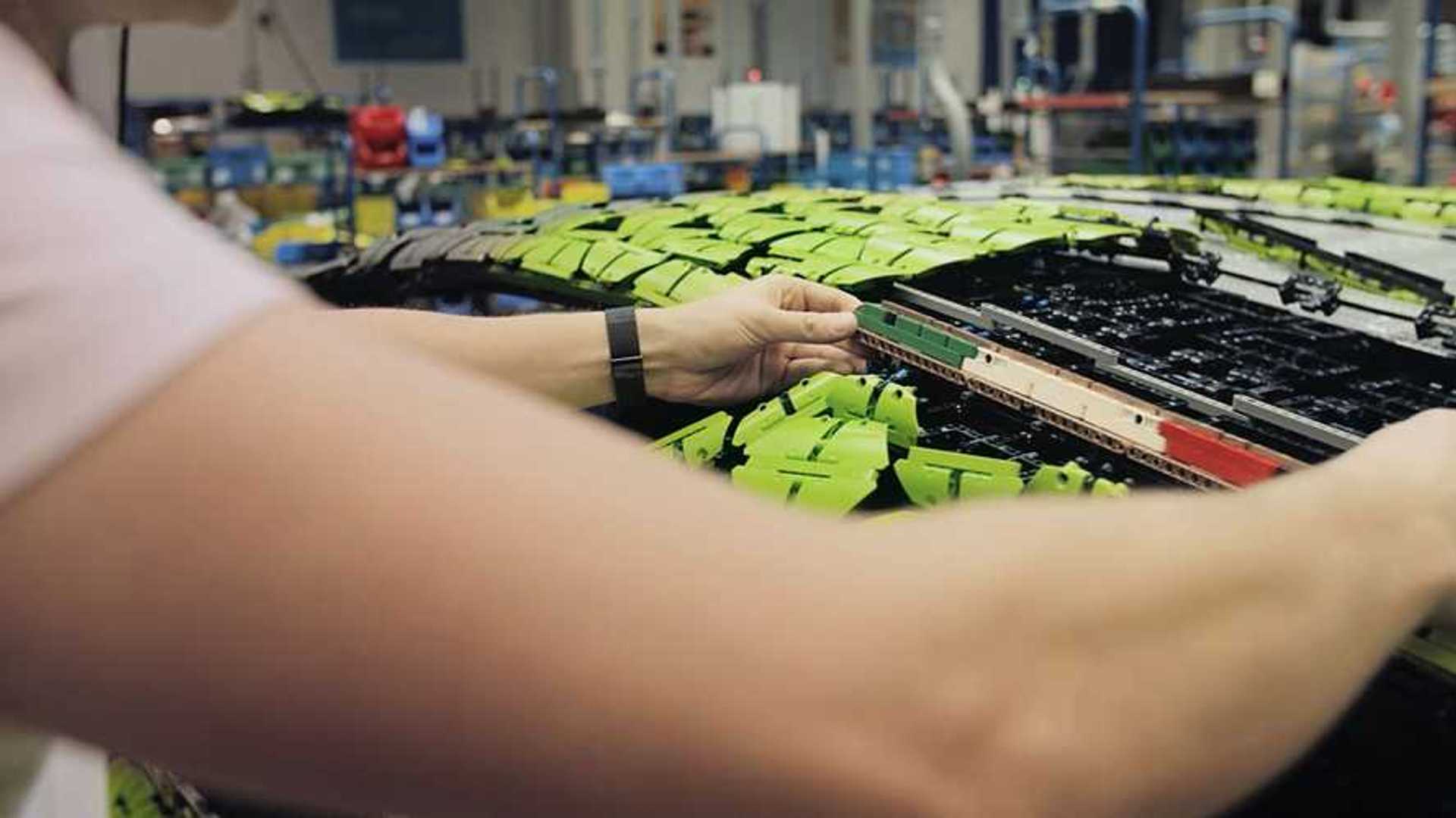 https://cdn.motor1.com/images/mgl/3ylEA/s6/lamborghini-sian-la-replica-in-scala-1-1-di-lego.jpg