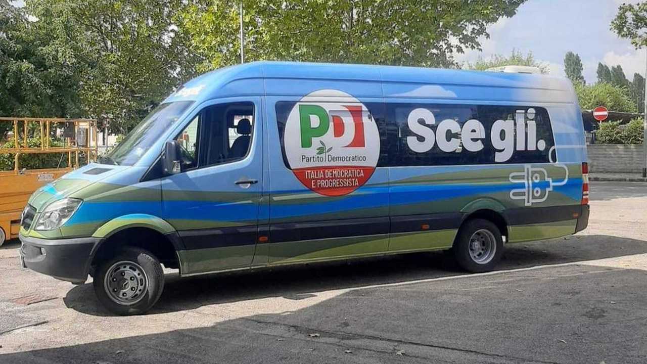 Enrico Letta Furgone Elettrico Partito Democratico