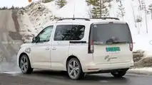 Volkswagen Caddy eHybrid 2023, le foto-spia