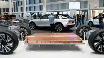 Plataforma Ultium e o conceito do Cadillac Lyriq ao fundo