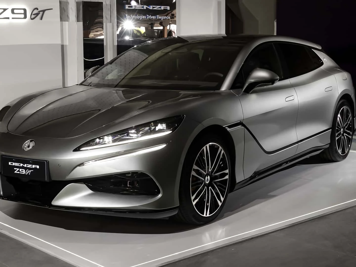 Denza faz 1ª aparição oficial no Brasil com Z9 GT e anuncia SUV B5