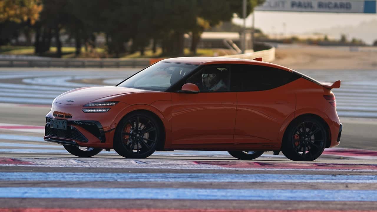 Genesis GV60 Magma (2026) auf der Rennstrecke Paul Ricard