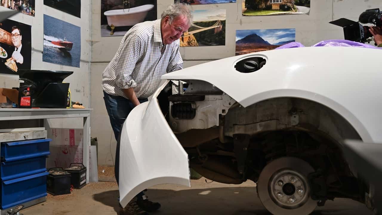 Jeremy Clarkson uprawia Jaguara F-Type na swojej farmie