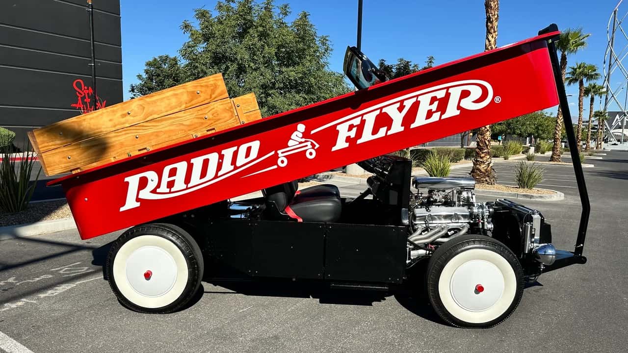 Dopuszczony do ruchu wózek Radio Flyer z silnikiem V8 sprzedany za 75 000 dolarów