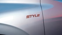 Style-Schriftzug am Vorderwagen des Peugeot E-308 SW