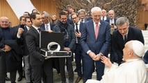 Pininfarina consegna a Papa Francesco 