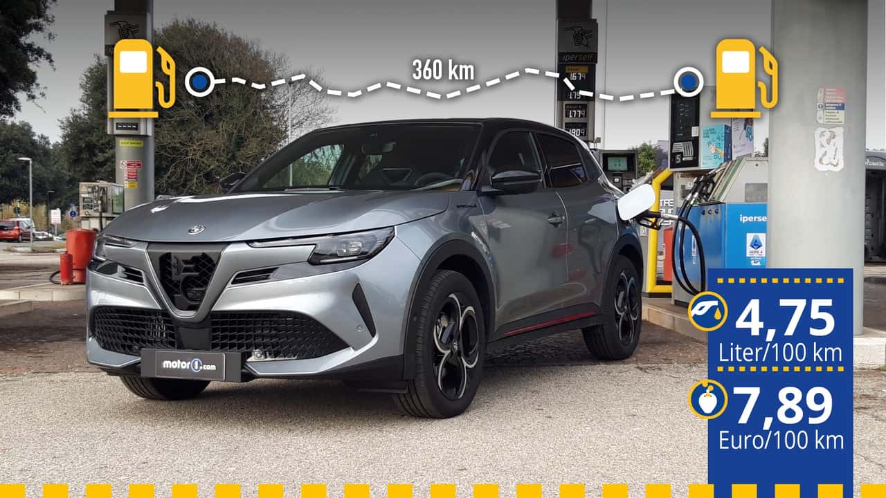 Der von uns getestete Alfa Romeo Junior an der Tankstelle mit Infos zu Verbrauch und Spritkosten