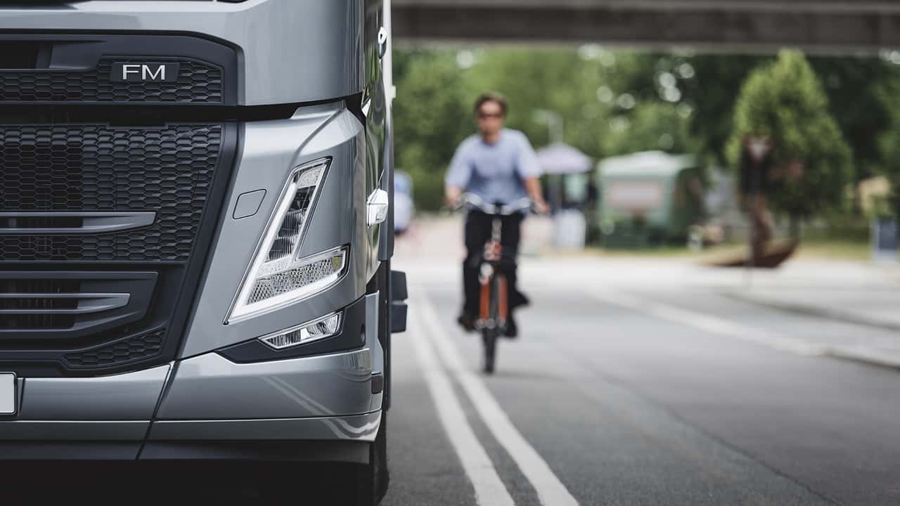 Volvo Trucks, i sistemi di sicurezza verso ciclisti e pedoni