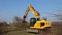 Escavatori JCB: abbattono un frutteto